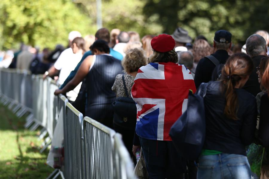 Se reabre la fila para ver a Isabel II, pero la espera podría llegar a 24 horas