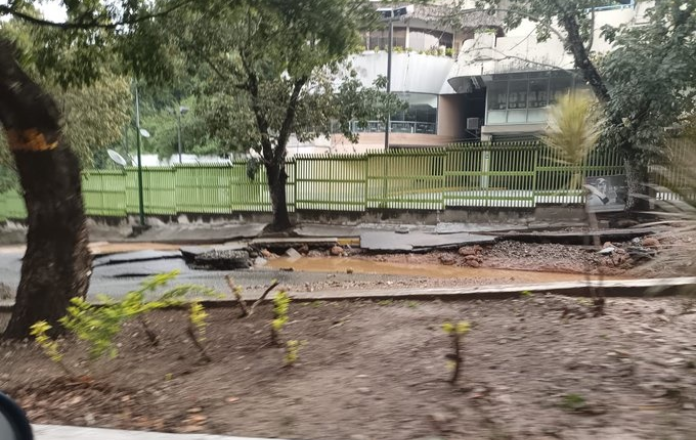 Rotura de tubería matriz causó graves inundaciones en la avenida principal de Macaracuay #28Sep (VIDEOS)