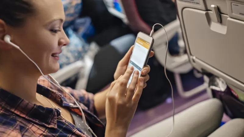 El verdadero motivo para poner el celular en modo avión cuando volamos