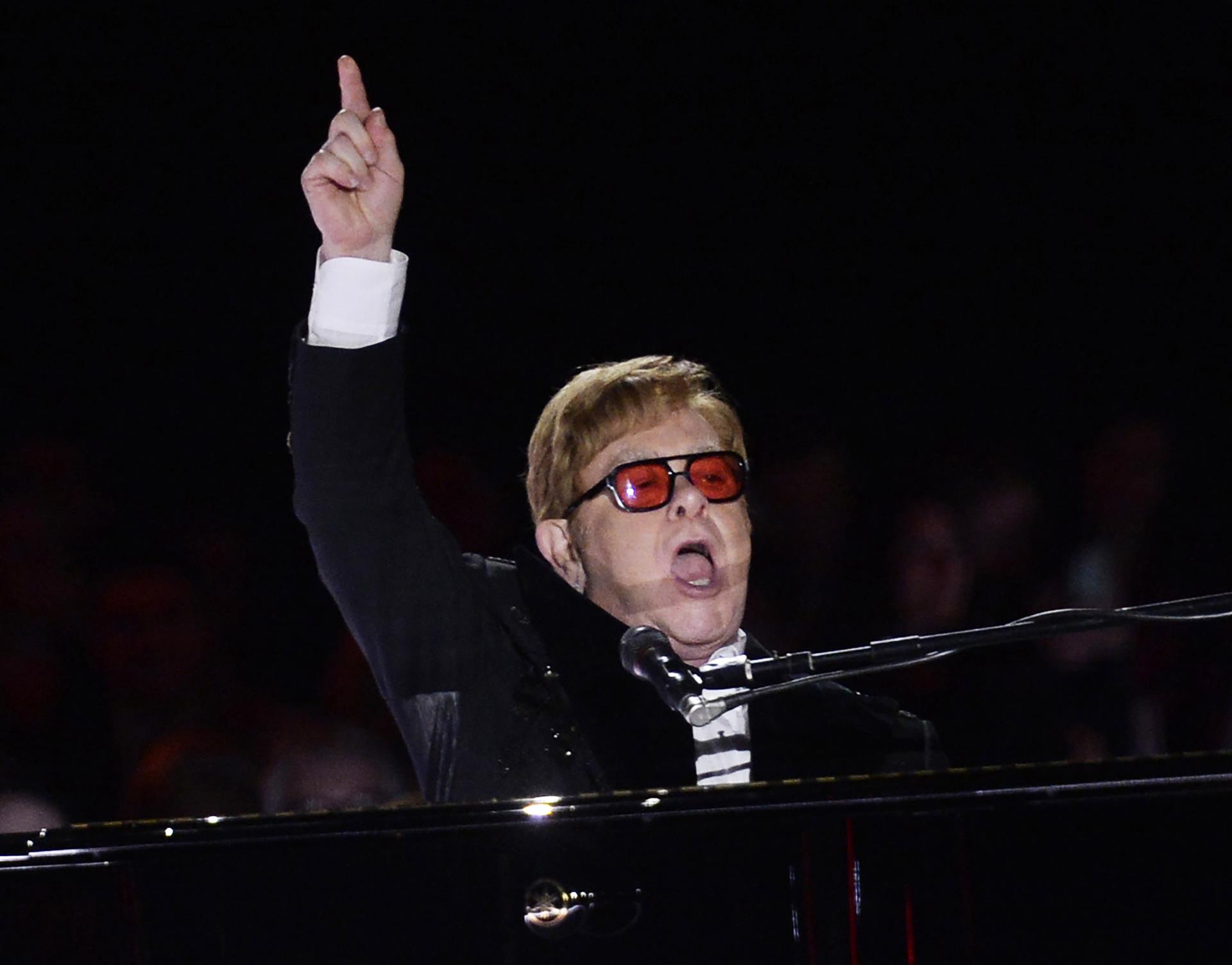 Elton John pasa por la Casa Blanca en su gira de despedida