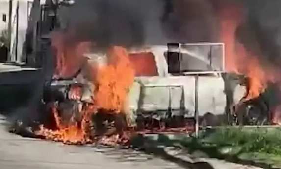 VIRAL: Le prendió fuego al carro de su ex porque no quiso volver con ella (VIDEO)