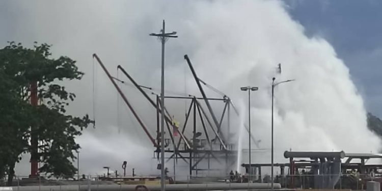 Régimen de Maduro aseguró que el incendio en muelle de Pdvsa Guaraguao está “totalmente controlado”