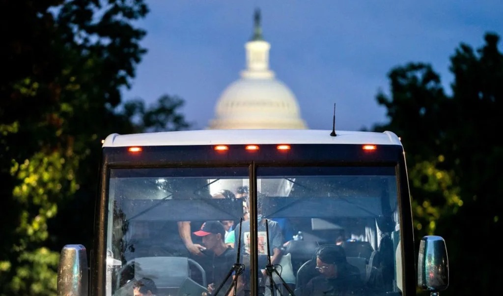 Por qué Texas y Arizona mandan miles de inmigrantes al norte en autobuses