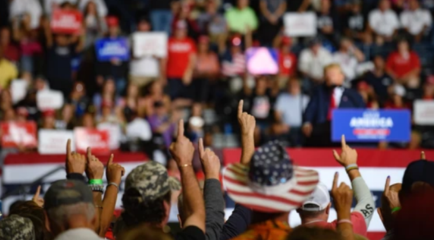 ¿Qué es este espeluznante saludo que la gente está haciendo ahora en los mítines de Trump?