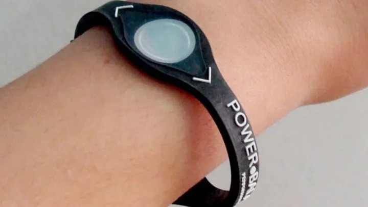 El mega fraude de “Power Balance”, pulseras “milagrosas” que prometían mejorar rendimiento físico