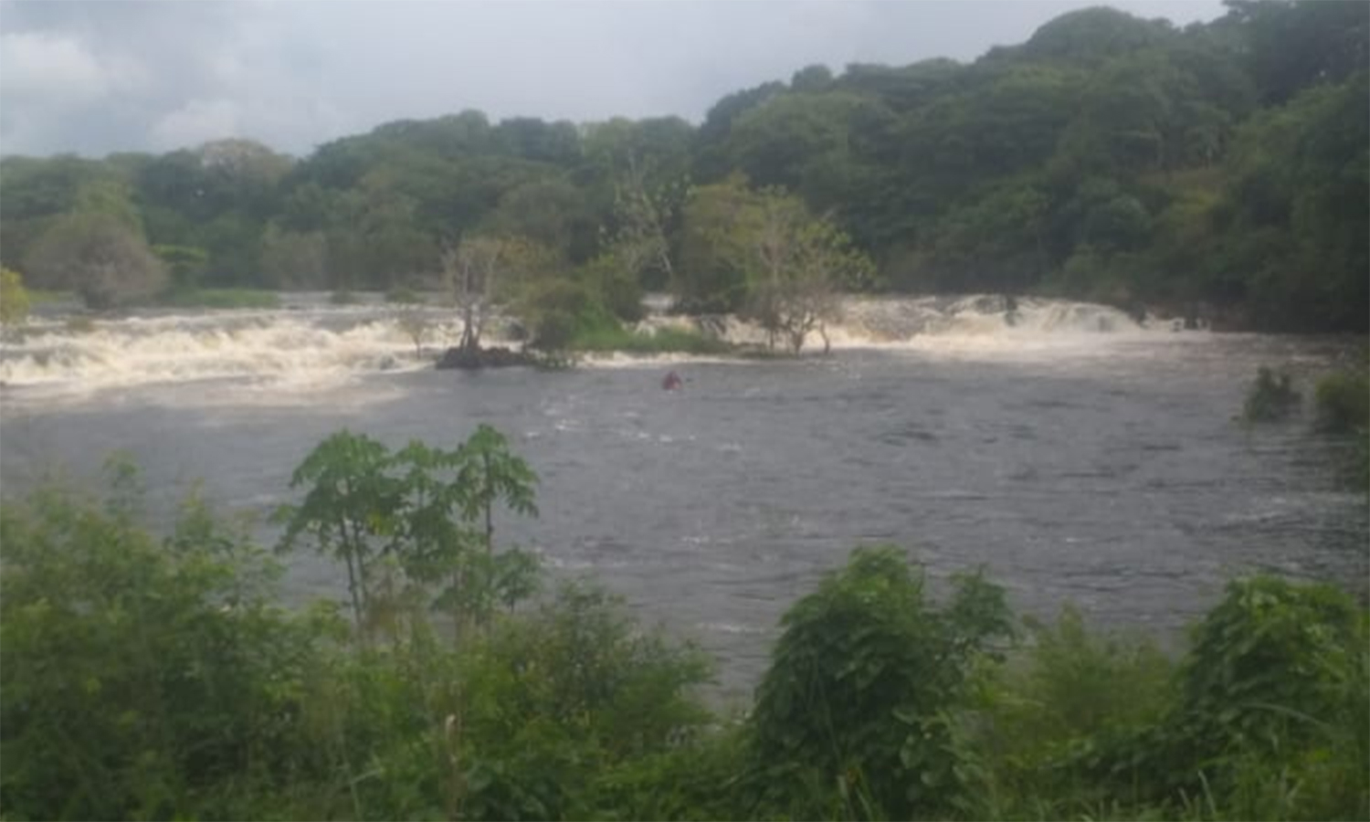 Buscan a adolescente arrastrado por corrientes del río Caroní