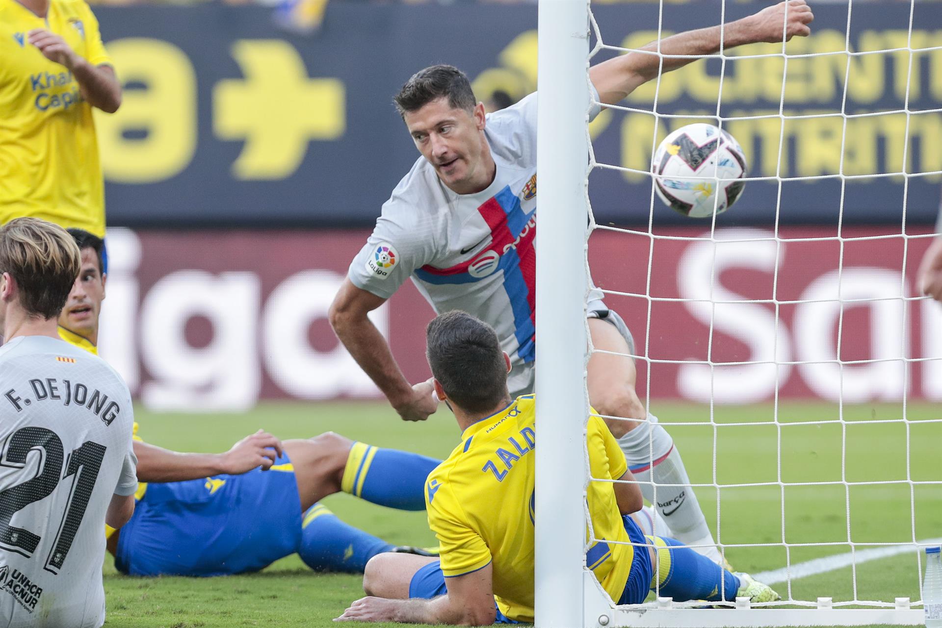 El Barcelona golea al Cádiz y marcha a toda velocidad