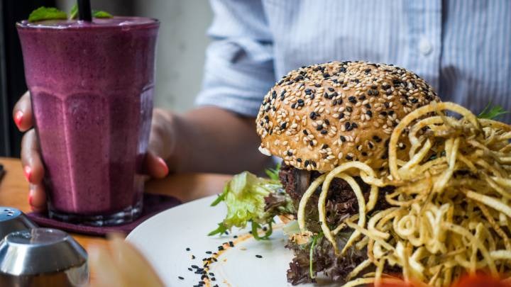 El absurdo motivo por el que un “vegano” volvió a comer carne (VIDEO)