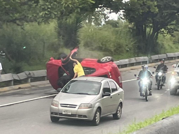 Reportan volcamiento de un carro en la Cota Mil a la altura de Sebucán este #27Oct (FOTOS)