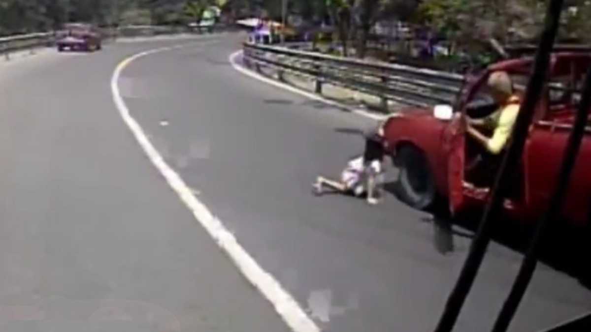 Video: Niña se salvó milagrosamente de morir atropellada tras caer de un taxi en Ecuador