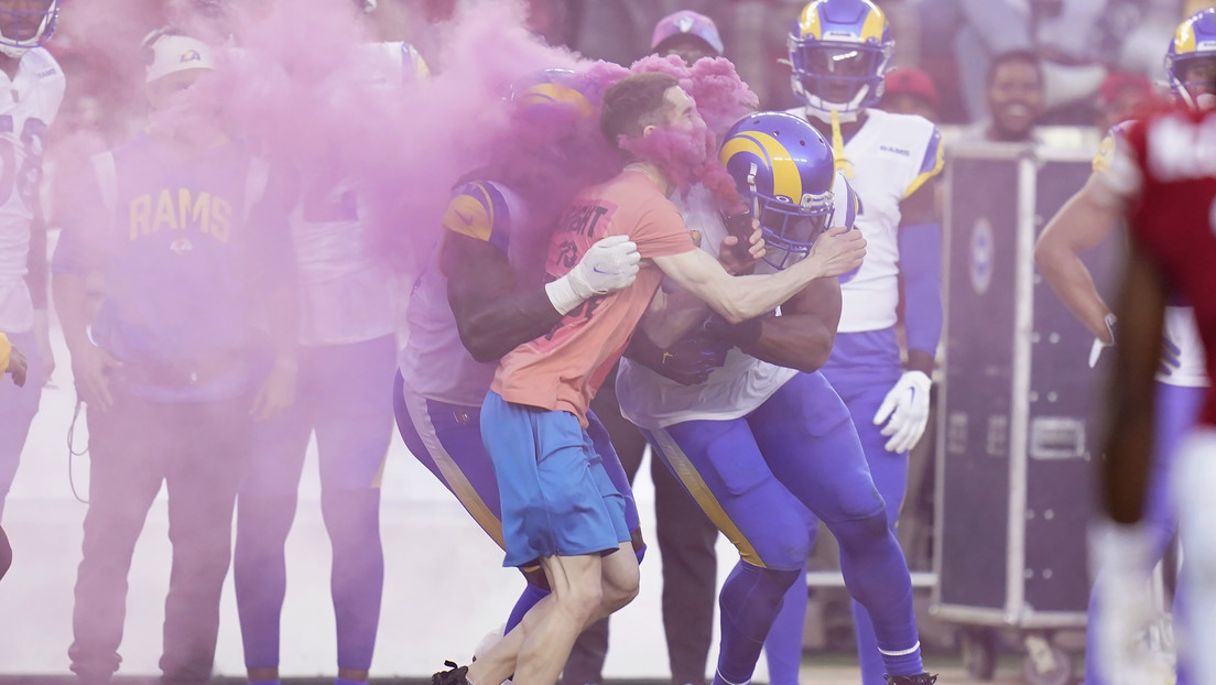 El momento en que dos jugadores de Los Angeles Rams derriban a un intruso durante un partido de la NFL (VIDEO)