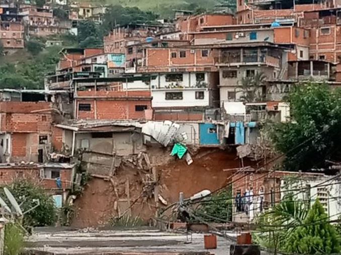 Lluvias provocaron derrumbe de varias casas en Caricuao este #30Oct (Foto)