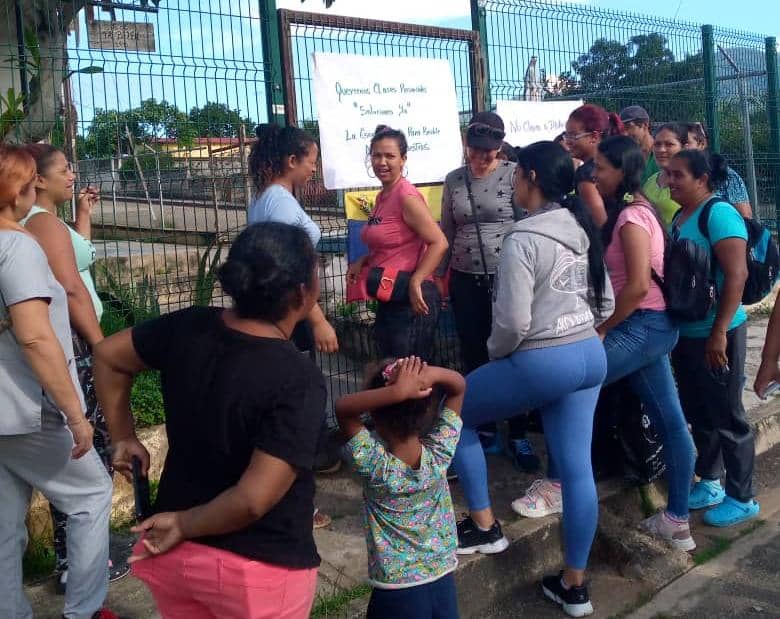 Representantes de al menos 150 niños protestaron para exigir reparación de escuela en Bejuma