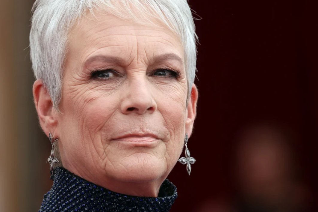 La actriz Jamie Lee Curtis elogió a Karol G por criticar sus fotos para la revista GQ