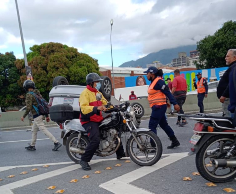 Reportan volcamiento de un vehículo en la autopista Francisco Fajardo este #7Oct (FOTOS)