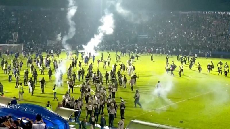 Al menos 32 niños entre los 125 fallecidos en la estampida del estadio de fútbol en Indonesia