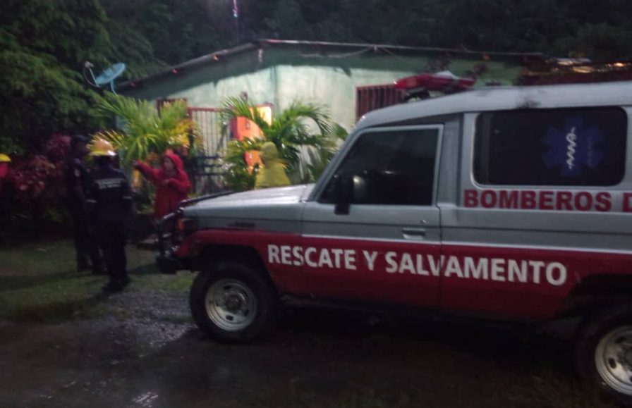 Al menos cinco viviendas resultaron afectadas tras fuertes lluvias de este #30Sep en Guatire