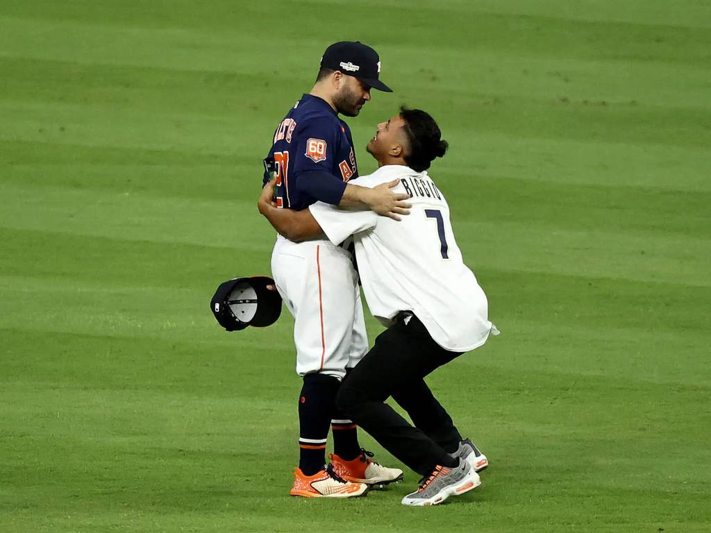 EN VIDEO: Así fue como un fanático sorprendió a José Altuve en plena Serie de Campeonato… ¿Qué le dijo?