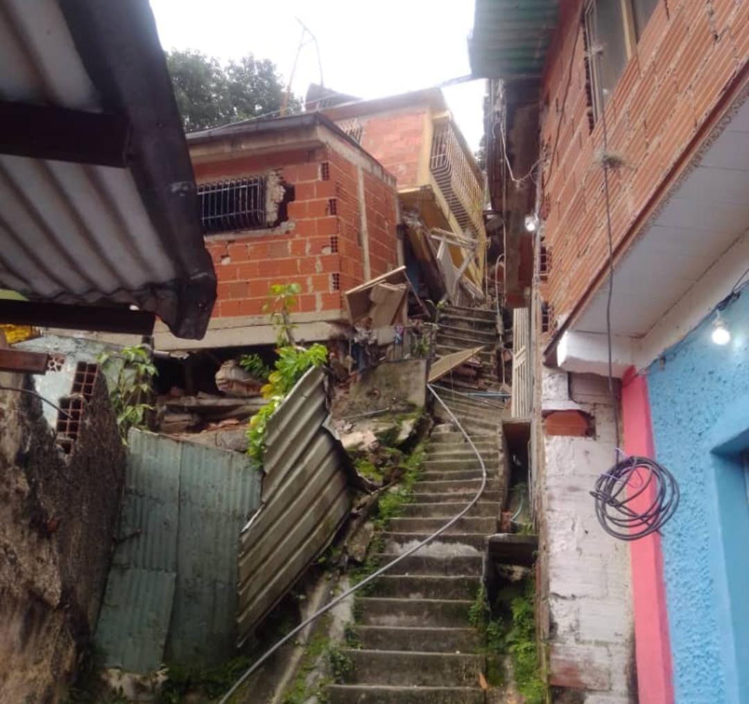 ¡Devastador! Se desplomó vivienda en el 23 de Enero durante fuertes lluvias este #24Oct (VIDEO)