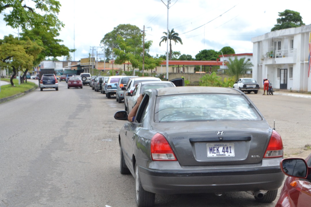 Usuarios en Maturín se calan largas colas por gasolina barata ante pocas bombas subsidiadas