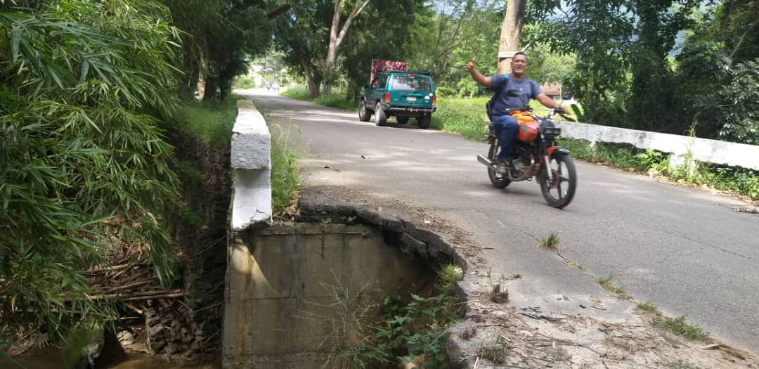 Pésimas condiciones de puente Canoabito en Bejuma pone en riesgo a los transeúntes (FOTOS)