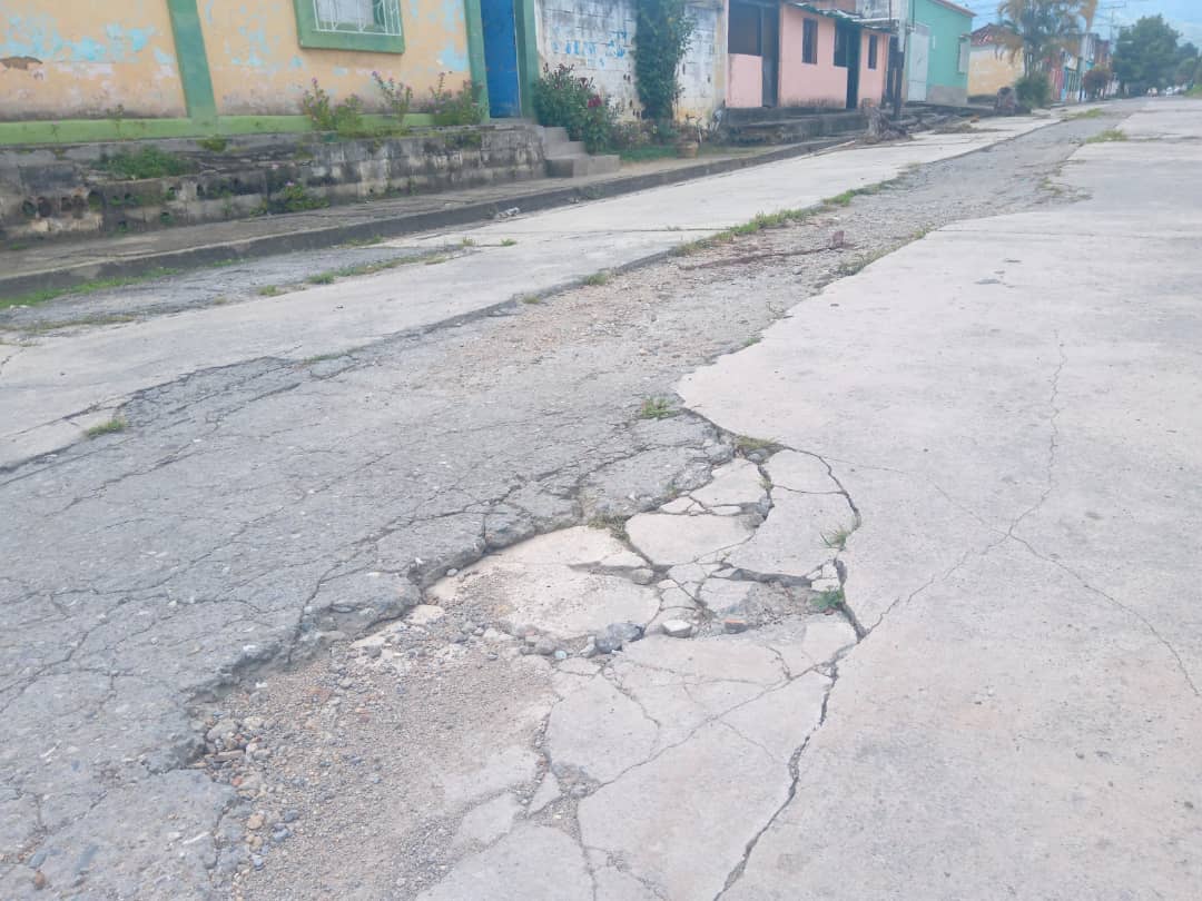 Destruidas y oscuras se encuentran las calles de una comunidad de Bejuma (FOTOS)