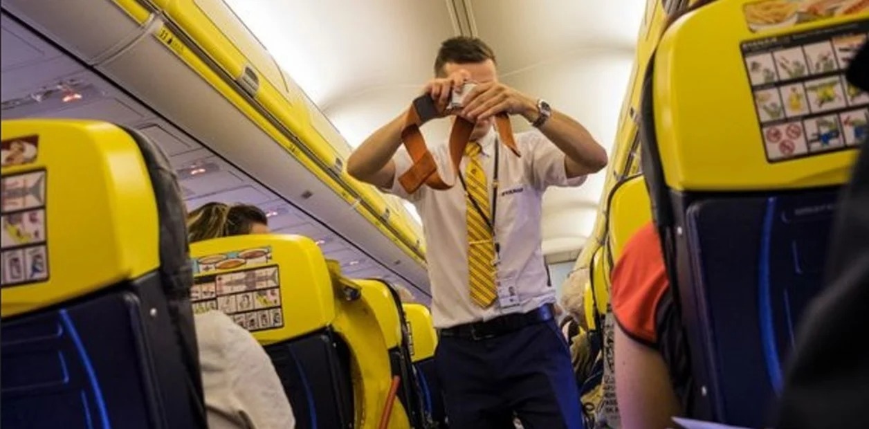 Trabajador de una aerolínea low cost revela los secretos que usan arriba del avión