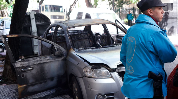 Borracho prendió fuego a un vehículo sin saber que había alguien durmiendo adentro