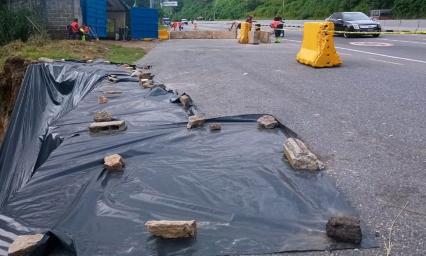 Falla de borde en la autopista Caracas-La Guaira preocupa a los vecinos (Videos)