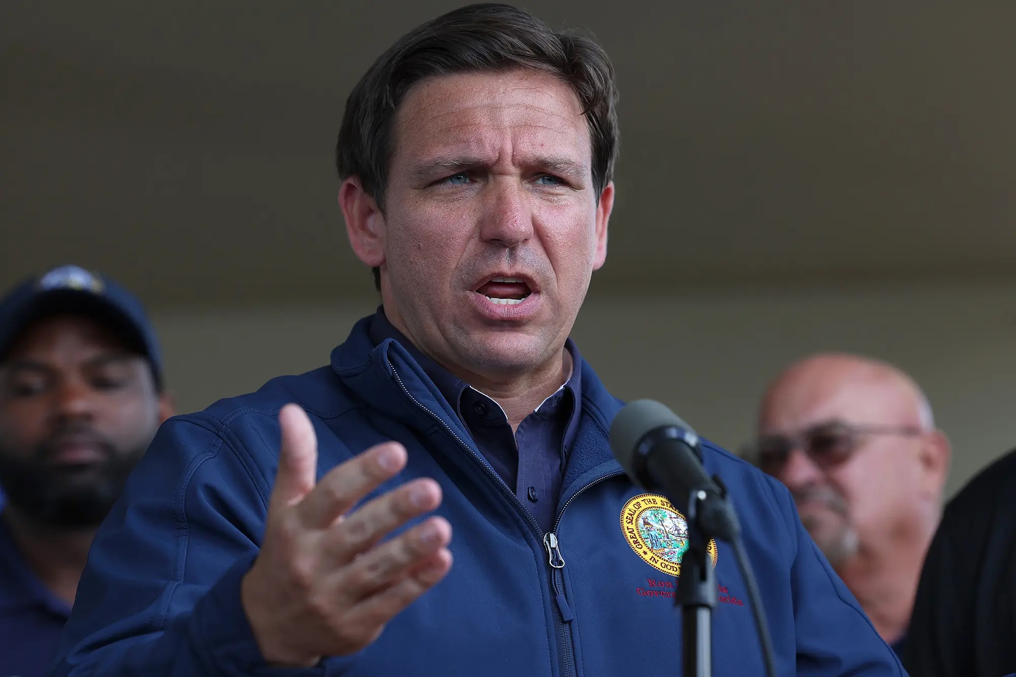 “Los enviaría de regreso a donde vinieron”: DeSantis condenó saqueos de inmigrantes tras el paso del huracán Ian