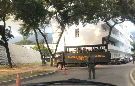 Las sombras vencen a la casa: militares invaden la autonomía de la UCV