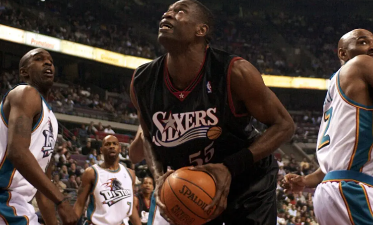 Leyenda de la NBA Dikembe Mutombo depende de un complicado tratamiento para seguir con vida