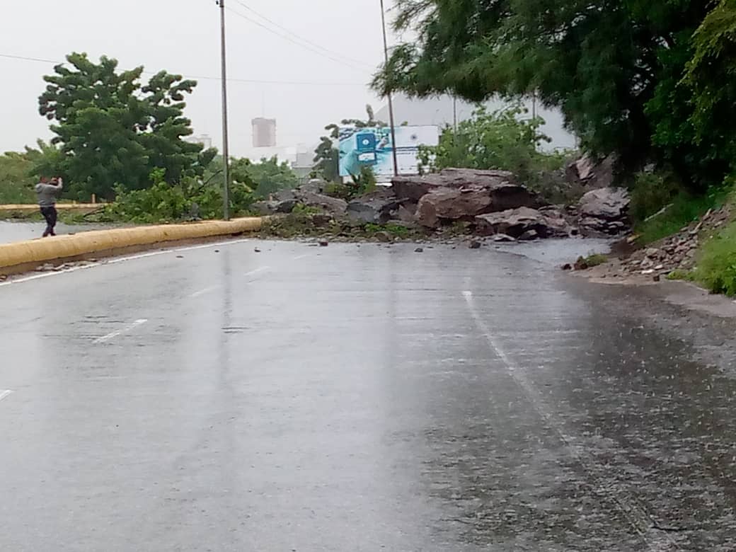 Calles inundadas, derrumbes y cortes eléctricos: Puerto Cabello siente el azote de la onda tropical en Venezuela (Imágenes)