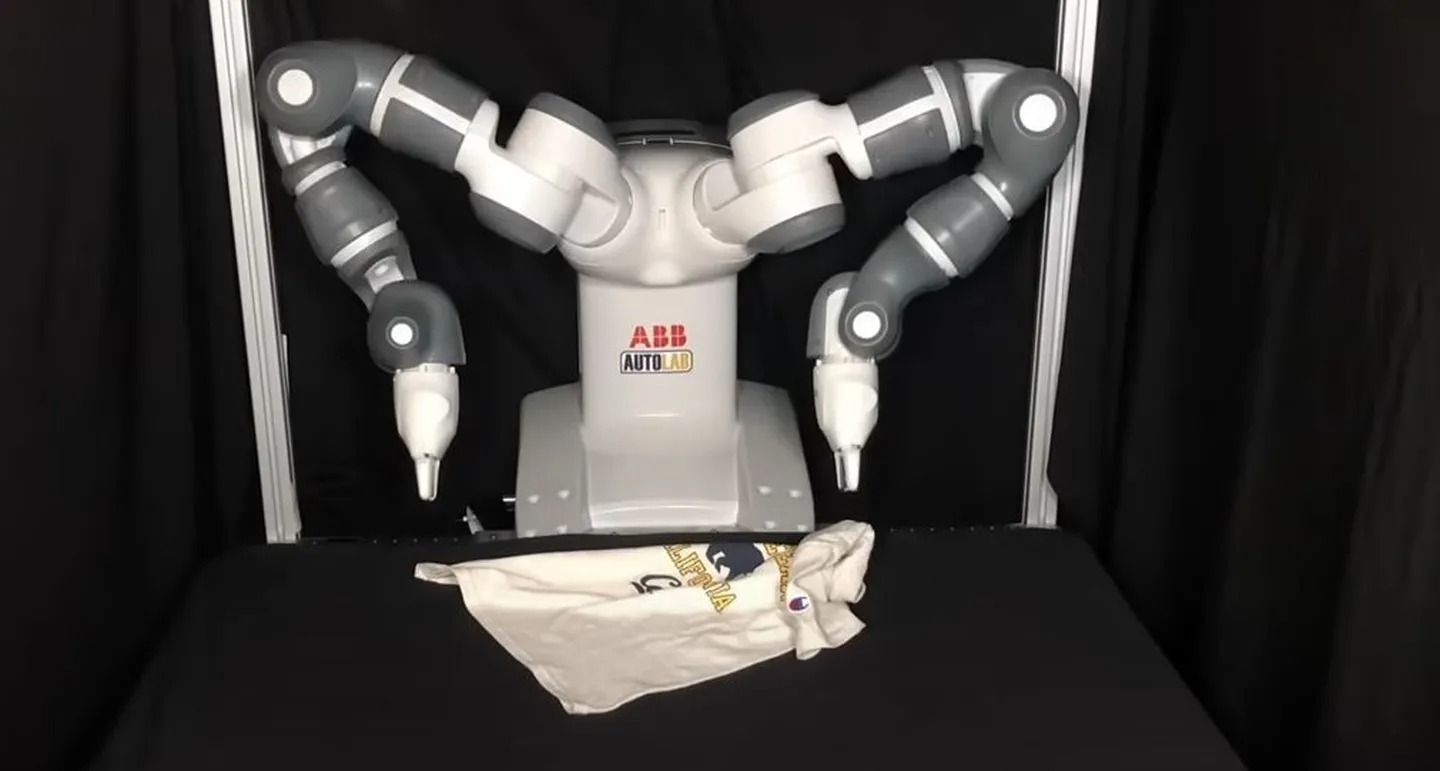 Inventan un robot que realiza una tarea que nadie en casa quiere hacer: dobla la ropa en tiempo récord (VIDEO)