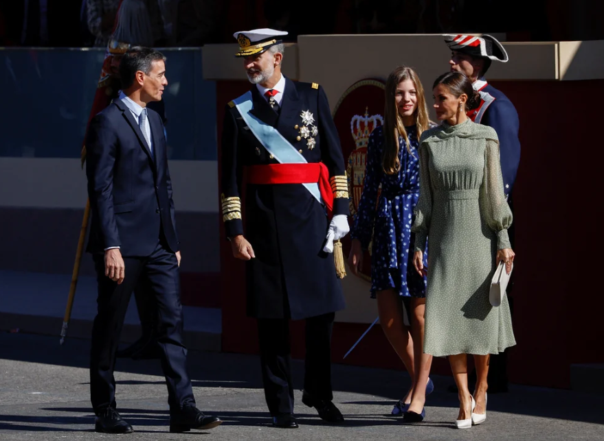 Pedro Sánchez llegó tarde al desfile del 12 de octubre y fue abucheado en Madrid (video)