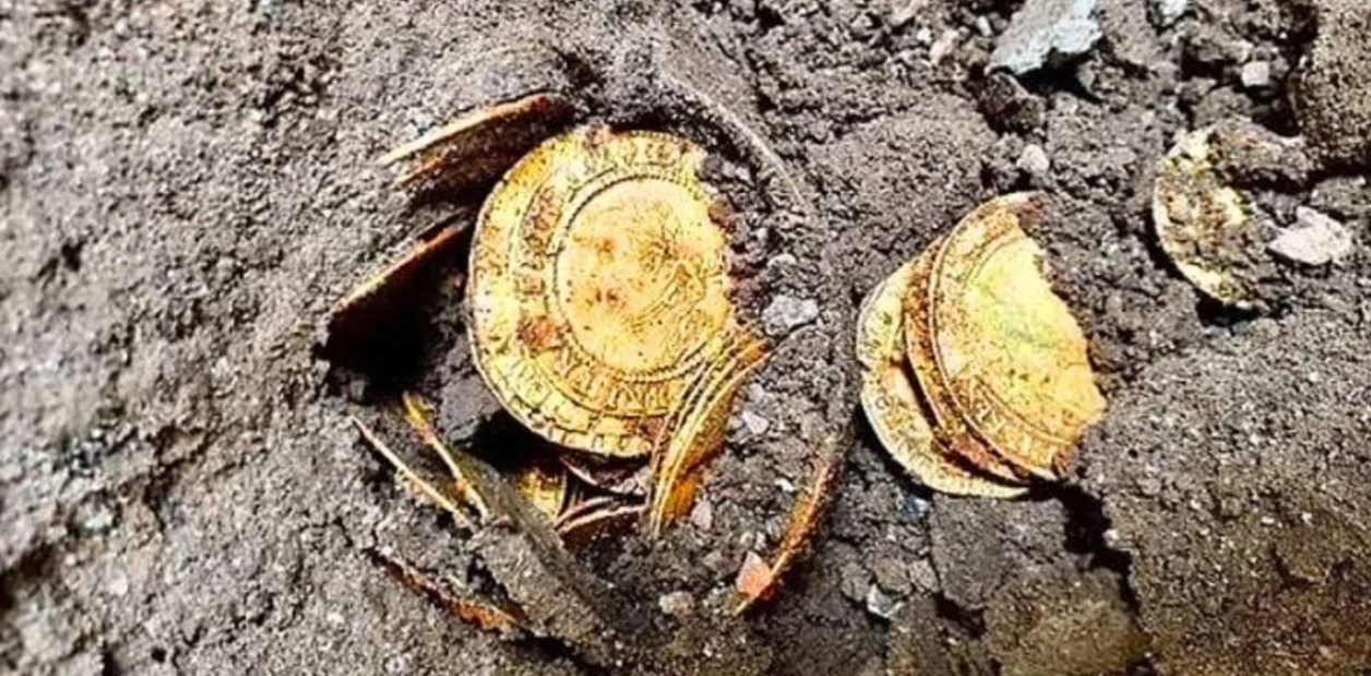 Hallaron tesoro de monedas de oro al remodelar la cocina y las venden por una cifra millonaria