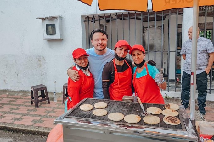 Repugnante: Mujer enardecida le tiró excremento de perro a vendedoras de arepas (VIDEO)