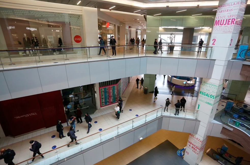 Se suicidó lanzándose desde un centro comercial en Chile y dejó a una mujer en grave estado