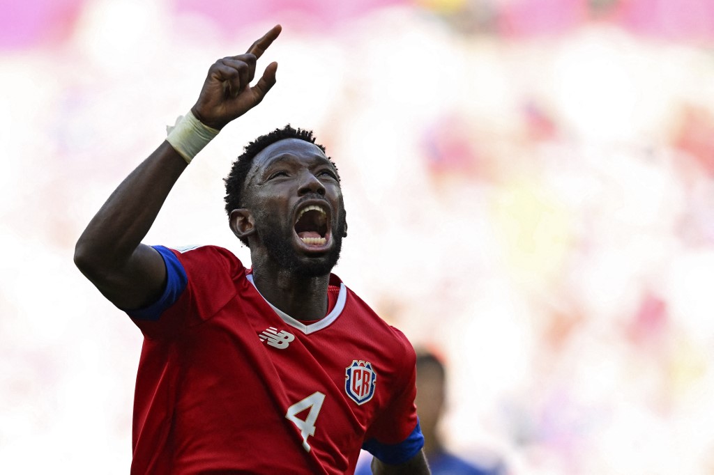 Costa Rica aguanta el tifón japonés y gana con un golazo de otro partido