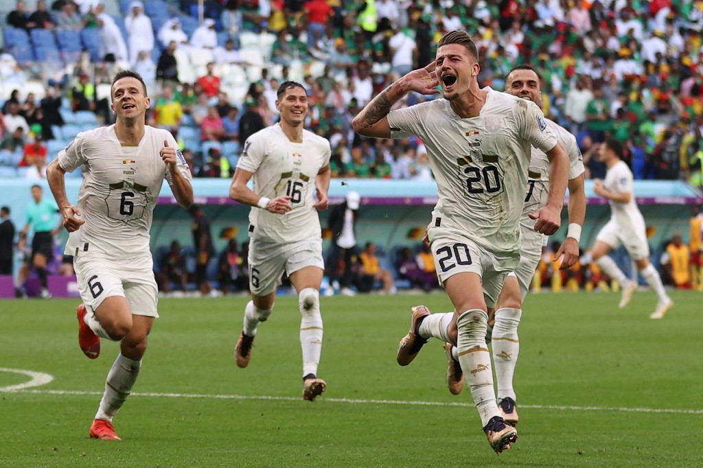 Cameruneses y serbios “se cayeron” a goles y siguen vivos