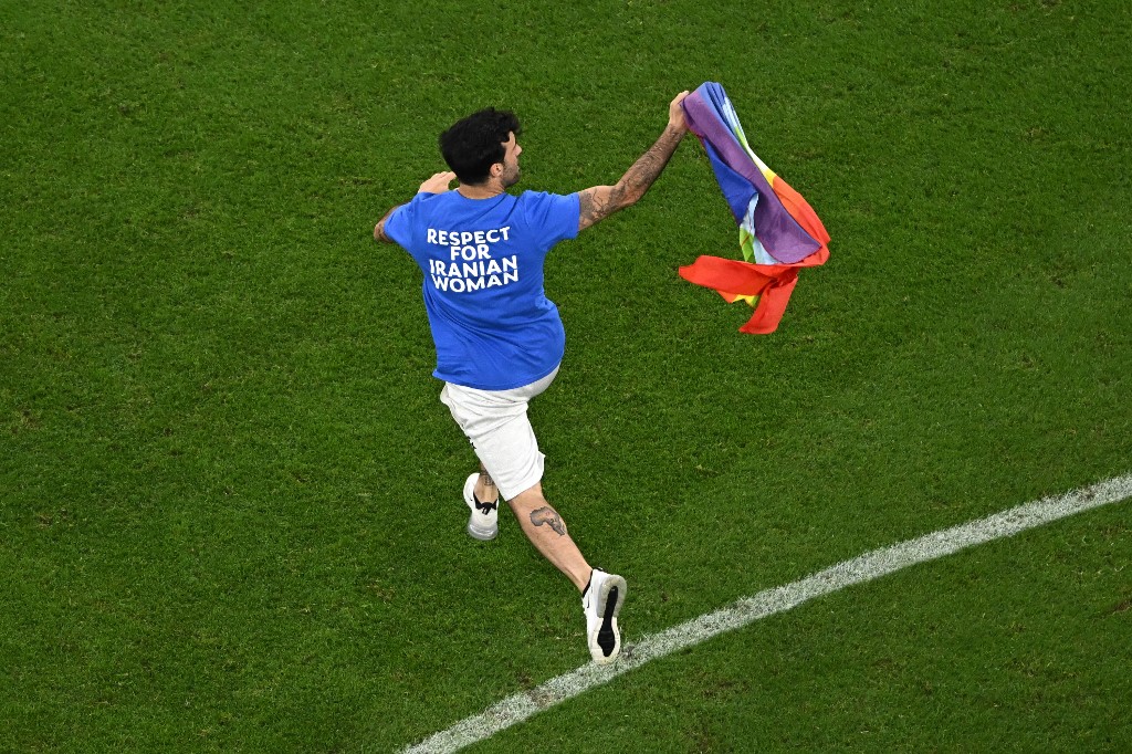 En VIDEO: a empujones sacaron de la cancha al aficionado con bandera arcoíris