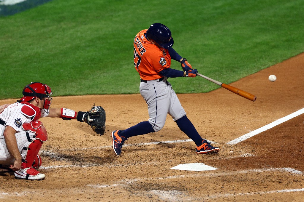 José Altuve se unió a selecto grupo por conectar su hit 100 en postemporada (Video)