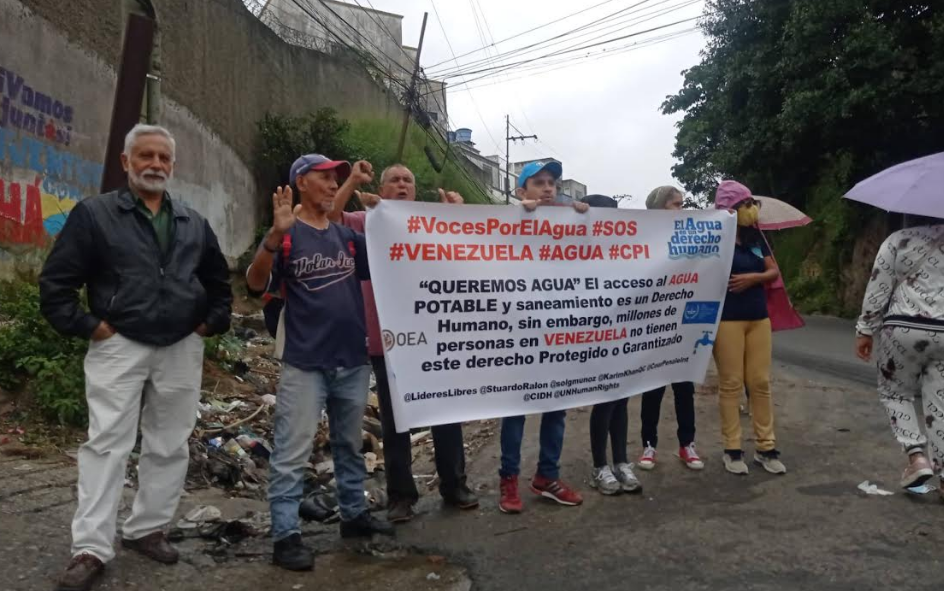 Vecinos de El Junquito cerraron vía principal por tener más de ocho meses sin agua