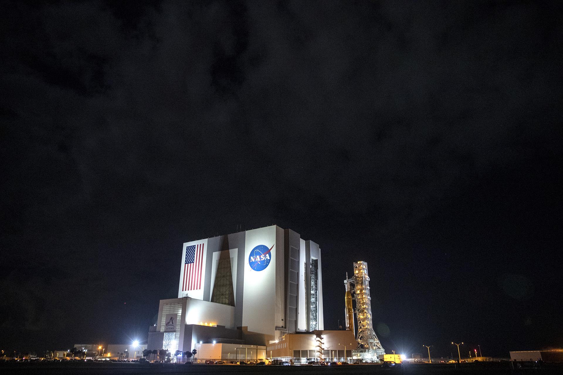 Nasa mantendrá en la plataforma el cohete de la misión Artemis I pese a tormenta Nicole