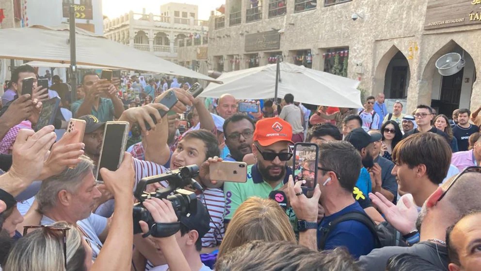 Quién es el falso Neymar que revolucionó el mercado más popular de Doha (Fotos)