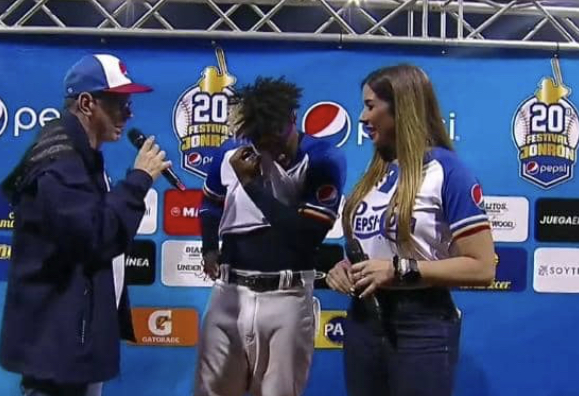 Animadora de Televen entrevistó a Ronald Acuña mientras estaba borracha