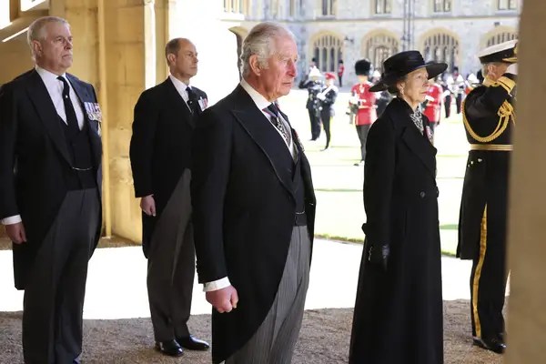 Así fue la “tensa” reunión entre Carlos III y el príncipe Andrés días antes de la muerte de la reina