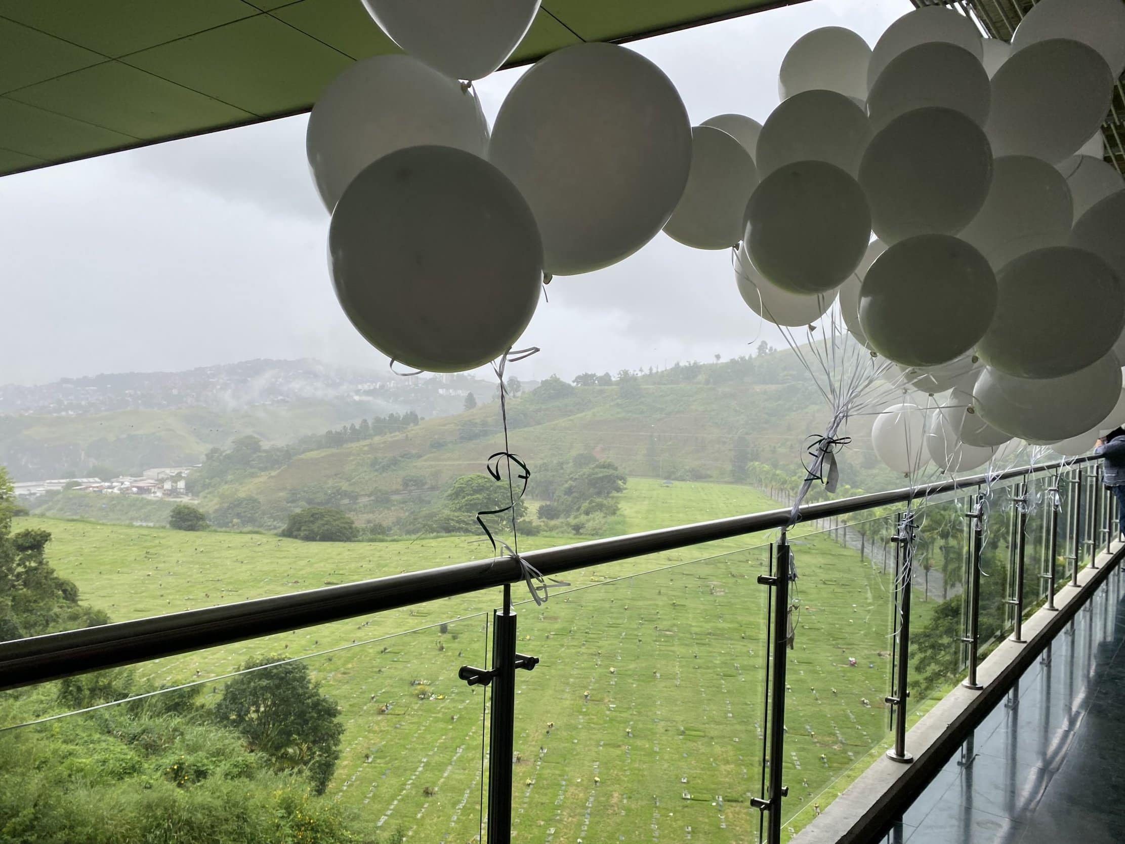 Con globos blancos y dibujos despidieron a niño fallecido del Colegio Humboldt