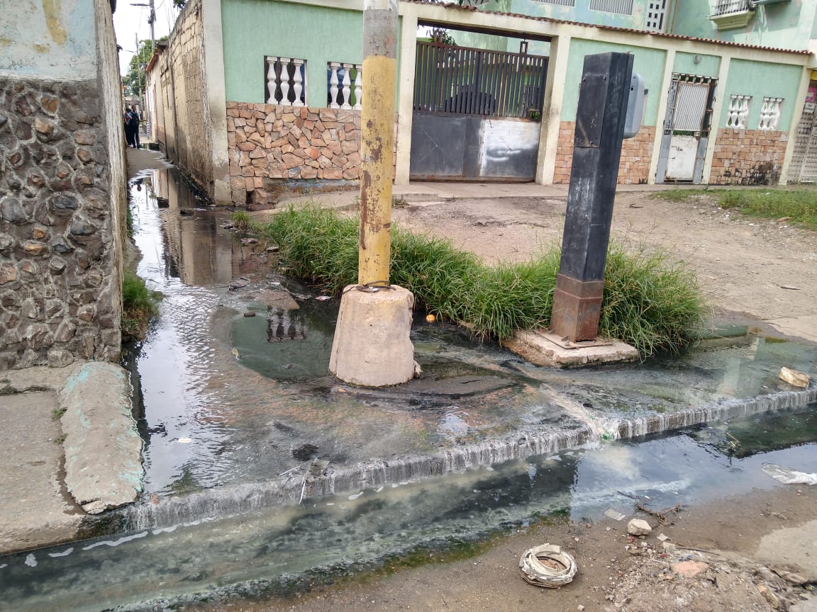 Vecinos de Tronconal III en Barcelona, invadidos por la hediondez de las cloacas desbordadas