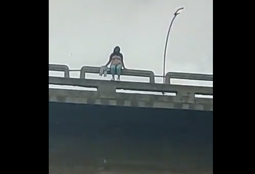 Pretendía saltar desde el puente de Petare en frente de una multitud… pero fue rescatada a tiempo (VIDEO)